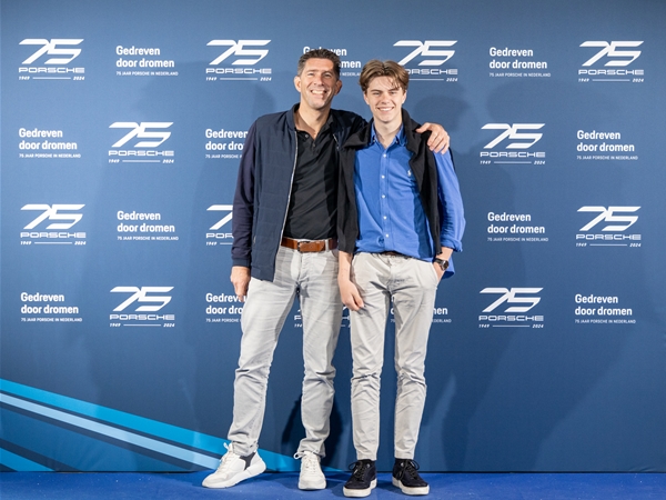 De blauwe loper bij filmpremière 75 jaar Porsche in Nederland